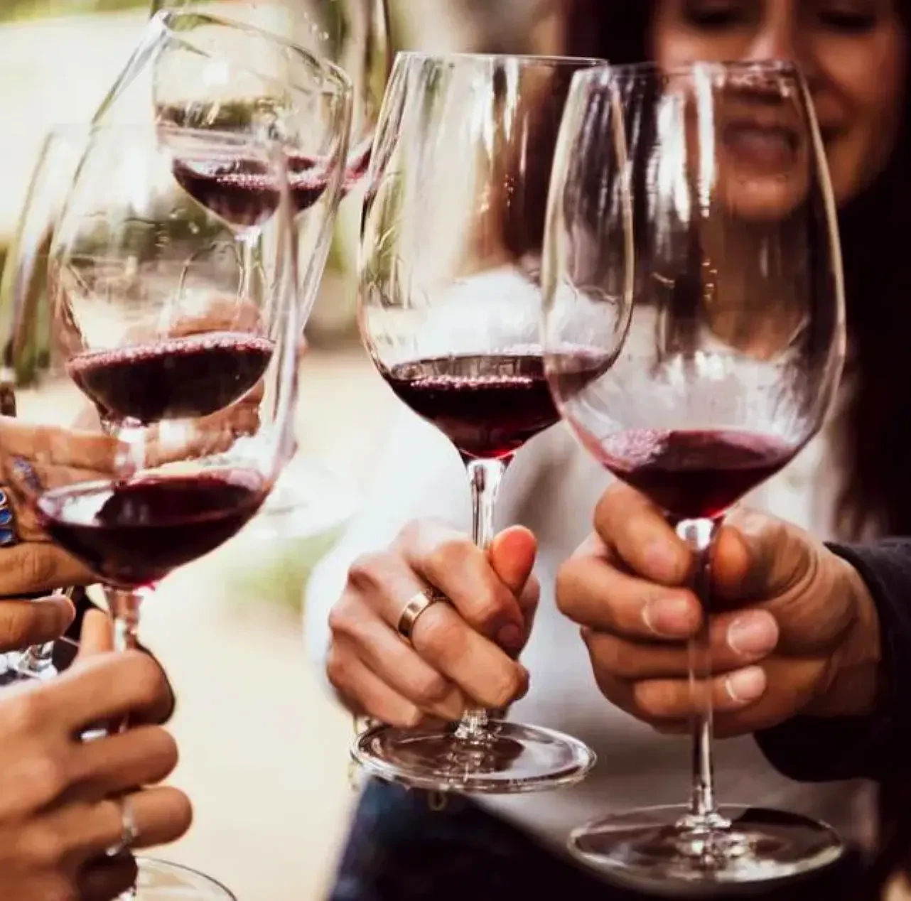 Un brindis con copas de vino tinto
